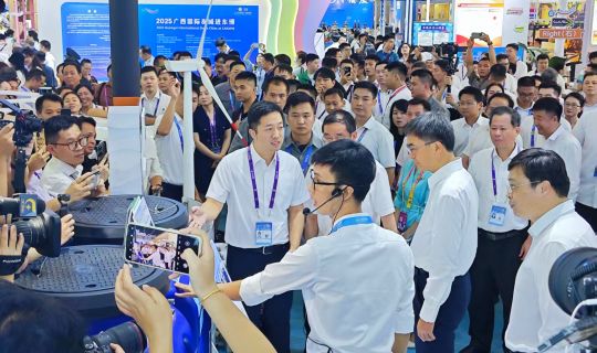 各级向导嘉宾莅临乐动体育东盟展位旅行指导