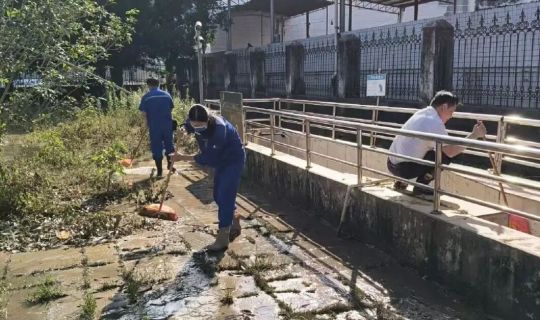 坚守者的国庆日志丨洪水中，德保县乐动体育污水处置惩罚有限公司筑起“生命防地”